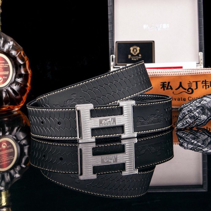 🔥 Herm*  经典H扣腰带 · 爱马家男士品质之选 🔥

💼  荔枝纹&掌纹多选双面腰带

⚫🟤 低调配色：经典黑 × 卡其棕等多色，一秒切换商务与休闲

🛠 匠心细节：

▫ 3.8cm 进口小牛皮带身，双面耐磨

▫ 精钢电镀H扣，真空镀层拒绝掉色

▫ 内穿扣设计，利落不露痕

🎁 正品象征：鳄鱼纹木盒+全套证件包装

⚠ 海关原单·高端专供·库存预警

私藏级单品，私聊询价⬇
p240