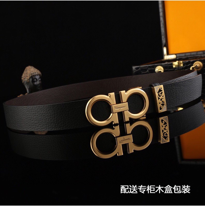 菲拉家，经典双面用可调式男士皮带，高端精品系列的标志性单品，兼具奢华工艺与实用设计，非常适合追求品质与细节的男性用户。
   - 进口小牛皮：正面为天然掌纹纹理牛皮，呈现低调优雅的质感；反面是柔软的流水纹牛皮，触感细腻。双面可用，一皮带轻松切换商务、休闲两种风格。
   - 宽度35mm：适中宽度适配绝大多数裤装（从正装西裤到休闲牛仔裤），实用性极强。
标志性G-i扣饰
   - 金-银色金属扣：经典马蹄扣设计，线条流畅且辨识度高，扣面抛光处理，光泽感提升整体华贵感。
   - 可调节长度：可调试皮带长度，带身可裁剪，穿着更贴合舒适。
高端包装 & 赠品
   - 木盒礼盒：提升送礼仪式感，适合作为生日、节日或自用及商务赠礼。
   - 额外附赠真鳄鱼招财爪挂饰一支：（寓意吉祥），增添收藏价值。
这款皮带是匠心工艺的代表作，从皮质到扣饰均体现奢侈品级的细节把控。双面设计大幅提升性价比，加上礼盒与赠品，堪称高端男士配饰的明智投资。非常推荐入手作为长期使用的品质单品。p260