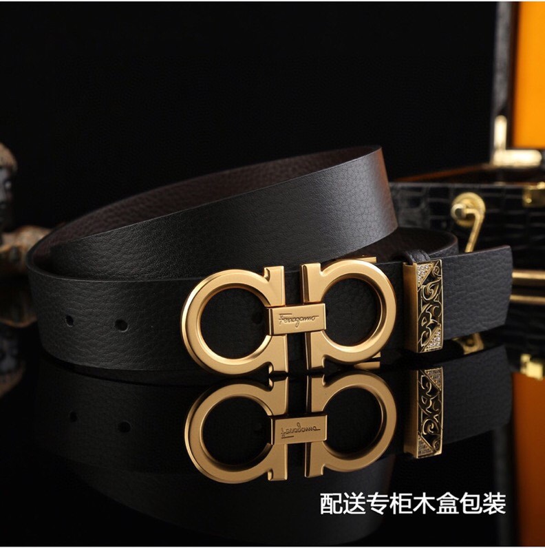 菲拉家，经典双面用可调式男士皮带，高端精品系列的标志性单品，兼具奢华工艺与实用设计，非常适合追求品质与细节的男性用户。
   - 进口小牛皮：正面为天然掌纹纹理牛皮，呈现低调优雅的质感；反面是柔软的流水纹牛皮，触感细腻。双面可用，一皮带轻松切换商务、休闲两种风格。
   - 宽度35mm：适中宽度适配绝大多数裤装（从正装西裤到休闲牛仔裤），实用性极强。
标志性G-i扣饰
   - 金-银色金属扣：经典马蹄扣设计，线条流畅且辨识度高，扣面抛光处理，光泽感提升整体华贵感。
   - 可调节长度：可调试皮带长度，带身可裁剪，穿着更贴合舒适。
高端包装 & 赠品
   - 木盒礼盒：提升送礼仪式感，适合作为生日、节日或自用及商务赠礼。
   - 额外附赠真鳄鱼招财爪挂饰一支：（寓意吉祥），增添收藏价值。
这款皮带是匠心工艺的代表作，从皮质到扣饰均体现奢侈品级的细节把控。双面设计大幅提升性价比，加上礼盒与赠品，堪称高端男士配饰的明智投资。非常推荐入手作为长期使用的品质单品。p260