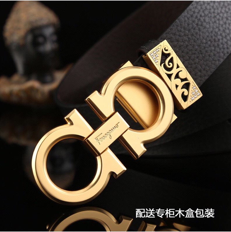 菲拉家，经典双面用可调式男士皮带，高端精品系列的标志性单品，兼具奢华工艺与实用设计，非常适合追求品质与细节的男性用户。
   - 进口小牛皮：正面为天然掌纹纹理牛皮，呈现低调优雅的质感；反面是柔软的流水纹牛皮，触感细腻。双面可用，一皮带轻松切换商务、休闲两种风格。
   - 宽度35mm：适中宽度适配绝大多数裤装（从正装西裤到休闲牛仔裤），实用性极强。
标志性G-i扣饰
   - 金-银色金属扣：经典马蹄扣设计，线条流畅且辨识度高，扣面抛光处理，光泽感提升整体华贵感。
   - 可调节长度：可调试皮带长度，带身可裁剪，穿着更贴合舒适。
高端包装 & 赠品
   - 木盒礼盒：提升送礼仪式感，适合作为生日、节日或自用及商务赠礼。
   - 额外附赠真鳄鱼招财爪挂饰一支：（寓意吉祥），增添收藏价值。
这款皮带是匠心工艺的代表作，从皮质到扣饰均体现奢侈品级的细节把控。双面设计大幅提升性价比，加上礼盒与赠品，堪称高端男士配饰的明智投资。非常推荐入手作为长期使用的品质单品。p260