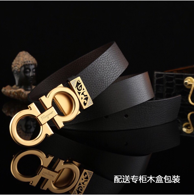 菲拉家，经典双面用可调式男士皮带，高端精品系列的标志性单品，兼具奢华工艺与实用设计，非常适合追求品质与细节的男性用户。
   - 进口小牛皮：正面为天然掌纹纹理牛皮，呈现低调优雅的质感；反面是柔软的流水纹牛皮，触感细腻。双面可用，一皮带轻松切换商务、休闲两种风格。
   - 宽度35mm：适中宽度适配绝大多数裤装（从正装西裤到休闲牛仔裤），实用性极强。
标志性G-i扣饰
   - 金-银色金属扣：经典马蹄扣设计，线条流畅且辨识度高，扣面抛光处理，光泽感提升整体华贵感。
   - 可调节长度：可调试皮带长度，带身可裁剪，穿着更贴合舒适。
高端包装 & 赠品
   - 木盒礼盒：提升送礼仪式感，适合作为生日、节日或自用及商务赠礼。
   - 额外附赠真鳄鱼招财爪挂饰一支：（寓意吉祥），增添收藏价值。
这款皮带是匠心工艺的代表作，从皮质到扣饰均体现奢侈品级的细节把控。双面设计大幅提升性价比，加上礼盒与赠品，堪称高端男士配饰的明智投资。非常推荐入手作为长期使用的品质单品。p260