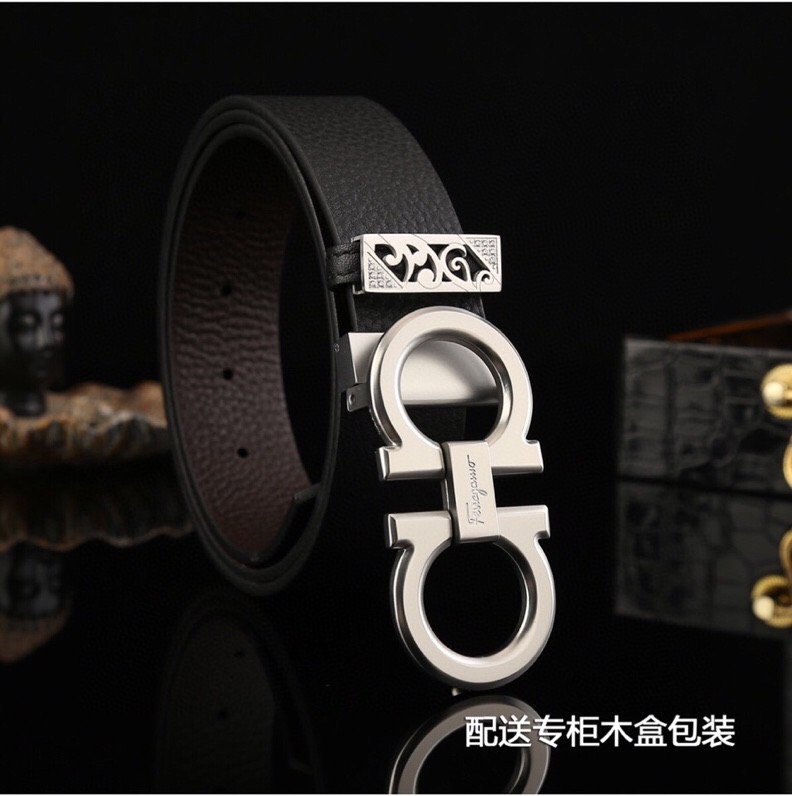 菲拉家，经典双面用可调式男士皮带，高端精品系列的标志性单品，兼具奢华工艺与实用设计，非常适合追求品质与细节的男性用户。
   - 进口小牛皮：正面为天然掌纹纹理牛皮，呈现低调优雅的质感；反面是柔软的流水纹牛皮，触感细腻。双面可用，一皮带轻松切换商务、休闲两种风格。
   - 宽度35mm：适中宽度适配绝大多数裤装（从正装西裤到休闲牛仔裤），实用性极强。
标志性G-i扣饰
   - 金-银色金属扣：经典马蹄扣设计，线条流畅且辨识度高，扣面抛光处理，光泽感提升整体华贵感。
   - 可调节长度：可调试皮带长度，带身可裁剪，穿着更贴合舒适。
高端包装 & 赠品
   - 木盒礼盒：提升送礼仪式感，适合作为生日、节日或自用及商务赠礼。
   - 额外附赠真鳄鱼招财爪挂饰一支：（寓意吉祥），增添收藏价值。
这款皮带是匠心工艺的代表作，从皮质到扣饰均体现奢侈品级的细节把控。双面设计大幅提升性价比，加上礼盒与赠品，堪称高端男士配饰的明智投资。非常推荐入手作为长期使用的品质单品。p260