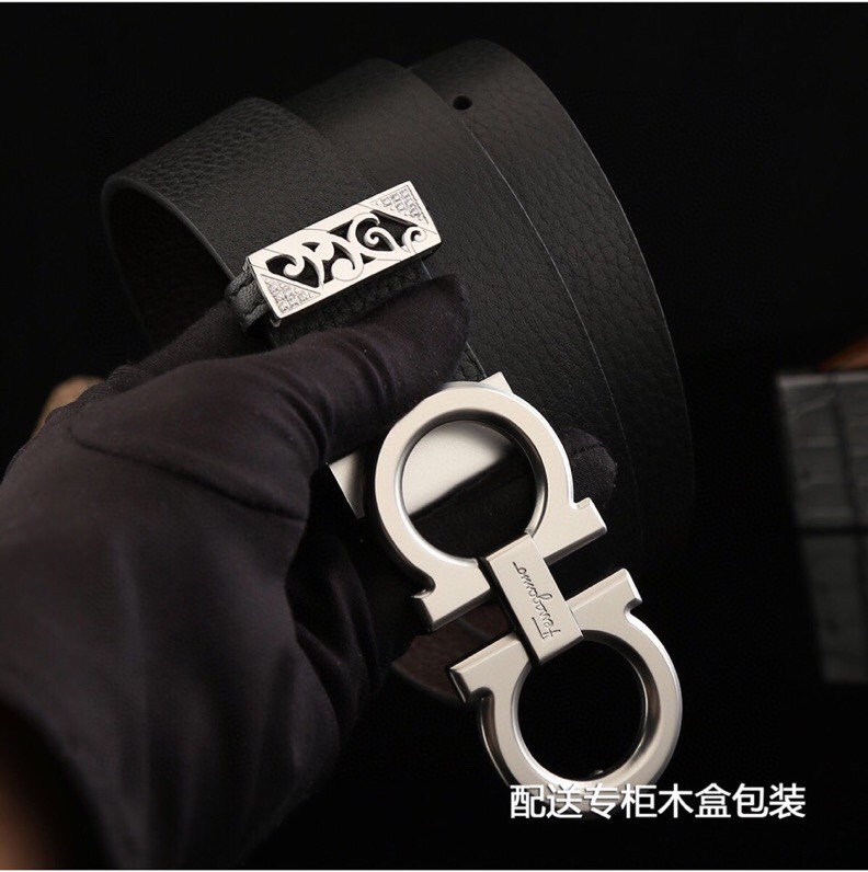菲拉家，经典双面用可调式男士皮带，高端精品系列的标志性单品，兼具奢华工艺与实用设计，非常适合追求品质与细节的男性用户。
   - 进口小牛皮：正面为天然掌纹纹理牛皮，呈现低调优雅的质感；反面是柔软的流水纹牛皮，触感细腻。双面可用，一皮带轻松切换商务、休闲两种风格。
   - 宽度35mm：适中宽度适配绝大多数裤装（从正装西裤到休闲牛仔裤），实用性极强。
标志性G-i扣饰
   - 金-银色金属扣：经典马蹄扣设计，线条流畅且辨识度高，扣面抛光处理，光泽感提升整体华贵感。
   - 可调节长度：可调试皮带长度，带身可裁剪，穿着更贴合舒适。
高端包装 & 赠品
   - 木盒礼盒：提升送礼仪式感，适合作为生日、节日或自用及商务赠礼。
   - 额外附赠真鳄鱼招财爪挂饰一支：（寓意吉祥），增添收藏价值。
这款皮带是匠心工艺的代表作，从皮质到扣饰均体现奢侈品级的细节把控。双面设计大幅提升性价比，加上礼盒与赠品，堪称高端男士配饰的明智投资。非常推荐入手作为长期使用的品质单品。p260