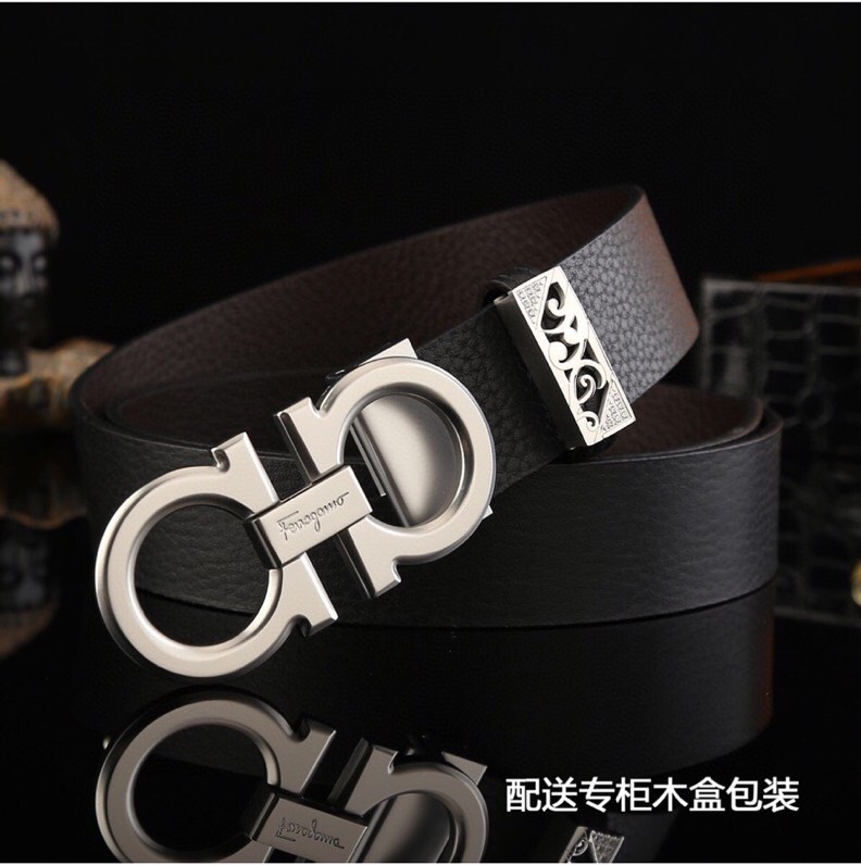 菲拉家，经典双面用可调式男士皮带，高端精品系列的标志性单品，兼具奢华工艺与实用设计，非常适合追求品质与细节的男性用户。
   - 进口小牛皮：正面为天然掌纹纹理牛皮，呈现低调优雅的质感；反面是柔软的流水纹牛皮，触感细腻。双面可用，一皮带轻松切换商务、休闲两种风格。
   - 宽度35mm：适中宽度适配绝大多数裤装（从正装西裤到休闲牛仔裤），实用性极强。
标志性G-i扣饰
   - 金-银色金属扣：经典马蹄扣设计，线条流畅且辨识度高，扣面抛光处理，光泽感提升整体华贵感。
   - 可调节长度：可调试皮带长度，带身可裁剪，穿着更贴合舒适。
高端包装 & 赠品
   - 木盒礼盒：提升送礼仪式感，适合作为生日、节日或自用及商务赠礼。
   - 额外附赠真鳄鱼招财爪挂饰一支：（寓意吉祥），增添收藏价值。
这款皮带是匠心工艺的代表作，从皮质到扣饰均体现奢侈品级的细节把控。双面设计大幅提升性价比，加上礼盒与赠品，堪称高端男士配饰的明智投资。非常推荐入手作为长期使用的品质单品。p260