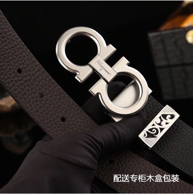 菲拉家，经典双面用可调式男士皮带，高端精品系列的标志性单品，兼具奢华工艺与实用设计，非常适合追求品质与细节的男性用户。
   - 进口小牛皮：正面为天然掌纹纹理牛皮，呈现低调优雅的质感；反面是柔软的流水纹牛皮，触感细腻。双面可用，一皮带轻松切换商务、休闲两种风格。
   - 宽度35mm：适中宽度适配绝大多数裤装（从正装西裤到休闲牛仔裤），实用性极强。
标志性G-i扣饰
   - 金-银色金属扣：经典马蹄扣设计，线条流畅且辨识度高，扣面抛光处理，光泽感提升整体华贵感。
   - 可调节长度：可调试皮带长度，带身可裁剪，穿着更贴合舒适。
高端包装 & 赠品
   - 木盒礼盒：提升送礼仪式感，适合作为生日、节日或自用及商务赠礼。
   - 额外附赠真鳄鱼招财爪挂饰一支：（寓意吉祥），增添收藏价值。
这款皮带是匠心工艺的代表作，从皮质到扣饰均体现奢侈品级的细节把控。双面设计大幅提升性价比，加上礼盒与赠品，堪称高端男士配饰的明智投资。非常推荐入手作为长期使用的品质单品。p260