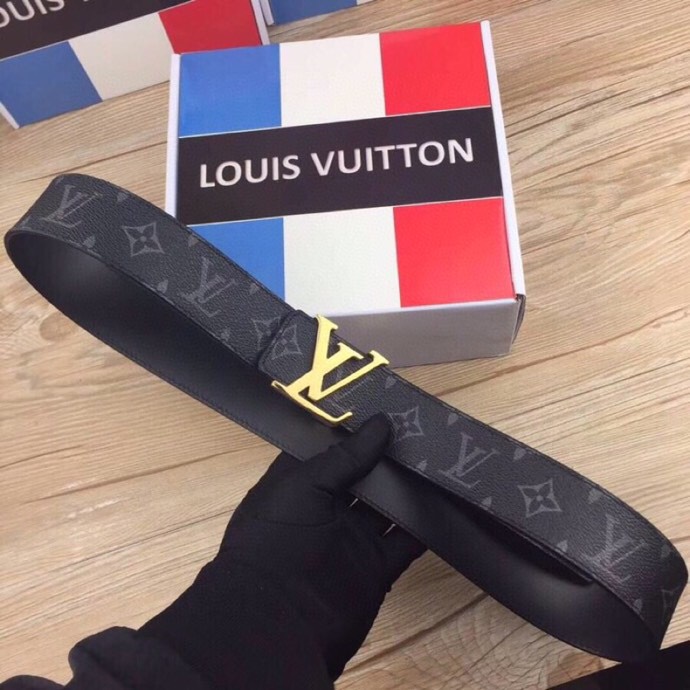 🌟【L家 男士必入商务休闲腰带｜秒变穿搭高手】🌟

🔥爆款型号：M*原厂顶配版
▫4.0cm黄金宽度 | 真皮匠心打造
▫真空电镀针扣（金银双色可选）
▫全套包装+防尘袋

💼【一秒提升格调的王炸单品】
☑商务洽谈 ➕ 休闲约会无缝切换
☑全新棱角针扣设计｜40mm利落线条
☑L家经典字母铭刻｜金属光泽永不褪色

✨「细节控必看」
✓ 意大利植鞣牛皮柔软抗变形
✓ 六道边缘油边工艺防开裂
✓ 精密数控雕刻金属扣头

👔【穿搭公式】↓
正装搭配→ 沉稳精英气场全开
牛仔裤+衬衫→ 美式复古摩登范
运动休闲装→ 低调奢华小心机

”从腰间细节开始掌控全场
真皮触感诉说低调奢华“
↓点击咨询专属福利↓
p180