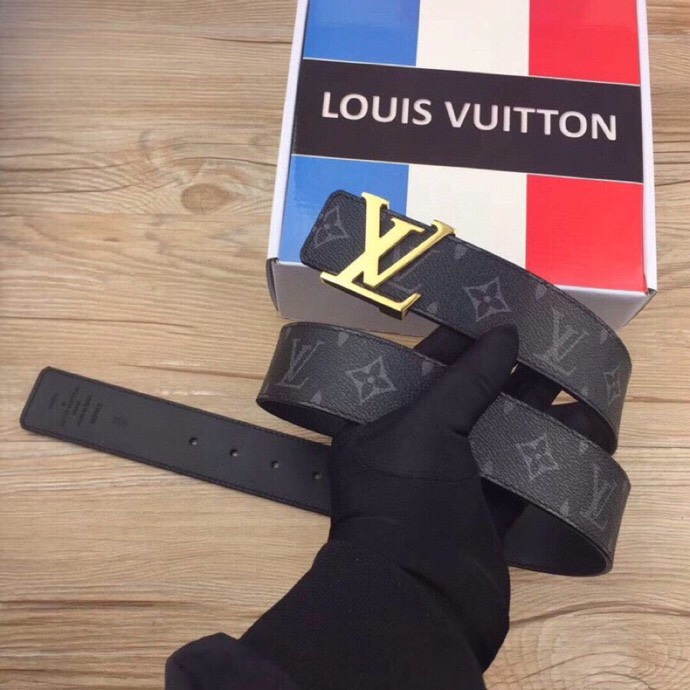 🌟【L家 男士必入商务休闲腰带｜秒变穿搭高手】🌟

🔥爆款型号：M*原厂顶配版
▫4.0cm黄金宽度 | 真皮匠心打造
▫真空电镀针扣（金银双色可选）
▫全套包装+防尘袋

💼【一秒提升格调的王炸单品】
☑商务洽谈 ➕ 休闲约会无缝切换
☑全新棱角针扣设计｜40mm利落线条
☑L家经典字母铭刻｜金属光泽永不褪色

✨「细节控必看」
✓ 意大利植鞣牛皮柔软抗变形
✓ 六道边缘油边工艺防开裂
✓ 精密数控雕刻金属扣头

👔【穿搭公式】↓
正装搭配→ 沉稳精英气场全开
牛仔裤+衬衫→ 美式复古摩登范
运动休闲装→ 低调奢华小心机

”从腰间细节开始掌控全场
真皮触感诉说低调奢华“
↓点击咨询专属福利↓
p180