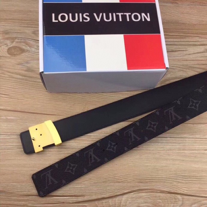 🌟【L家 男士必入商务休闲腰带｜秒变穿搭高手】🌟

🔥爆款型号：M*原厂顶配版
▫4.0cm黄金宽度 | 真皮匠心打造
▫真空电镀针扣（金银双色可选）
▫全套包装+防尘袋

💼【一秒提升格调的王炸单品】
☑商务洽谈 ➕ 休闲约会无缝切换
☑全新棱角针扣设计｜40mm利落线条
☑L家经典字母铭刻｜金属光泽永不褪色

✨「细节控必看」
✓ 意大利植鞣牛皮柔软抗变形
✓ 六道边缘油边工艺防开裂
✓ 精密数控雕刻金属扣头

👔【穿搭公式】↓
正装搭配→ 沉稳精英气场全开
牛仔裤+衬衫→ 美式复古摩登范
运动休闲装→ 低调奢华小心机

”从腰间细节开始掌控全场
真皮触感诉说低调奢华“
↓点击咨询专属福利↓
p180