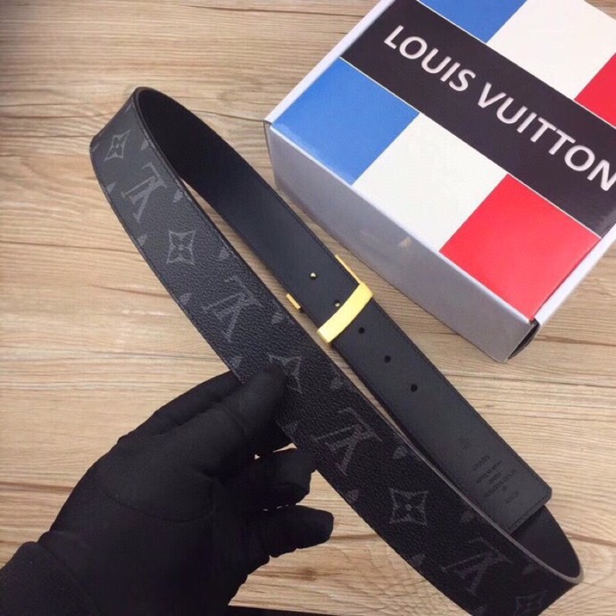 🌟【L家 男士必入商务休闲腰带｜秒变穿搭高手】🌟

🔥爆款型号：M*原厂顶配版
▫4.0cm黄金宽度 | 真皮匠心打造
▫真空电镀针扣（金银双色可选）
▫全套包装+防尘袋

💼【一秒提升格调的王炸单品】
☑商务洽谈 ➕ 休闲约会无缝切换
☑全新棱角针扣设计｜40mm利落线条
☑L家经典字母铭刻｜金属光泽永不褪色

✨「细节控必看」
✓ 意大利植鞣牛皮柔软抗变形
✓ 六道边缘油边工艺防开裂
✓ 精密数控雕刻金属扣头

👔【穿搭公式】↓
正装搭配→ 沉稳精英气场全开
牛仔裤+衬衫→ 美式复古摩登范
运动休闲装→ 低调奢华小心机

”从腰间细节开始掌控全场
真皮触感诉说低调奢华“
↓点击咨询专属福利↓
p180