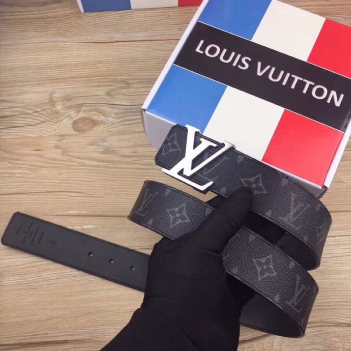 🌟【L家 男士必入商务休闲腰带｜秒变穿搭高手】🌟

🔥爆款型号：M*原厂顶配版
▫4.0cm黄金宽度 | 真皮匠心打造
▫真空电镀针扣（金银双色可选）
▫全套包装+防尘袋

💼【一秒提升格调的王炸单品】
☑商务洽谈 ➕ 休闲约会无缝切换
☑全新棱角针扣设计｜40mm利落线条
☑L家经典字母铭刻｜金属光泽永不褪色

✨「细节控必看」
✓ 意大利植鞣牛皮柔软抗变形
✓ 六道边缘油边工艺防开裂
✓ 精密数控雕刻金属扣头

👔【穿搭公式】↓
正装搭配→ 沉稳精英气场全开
牛仔裤+衬衫→ 美式复古摩登范
运动休闲装→ 低调奢华小心机

”从腰间细节开始掌控全场
真皮触感诉说低调奢华“
↓点击咨询专属福利↓
p180