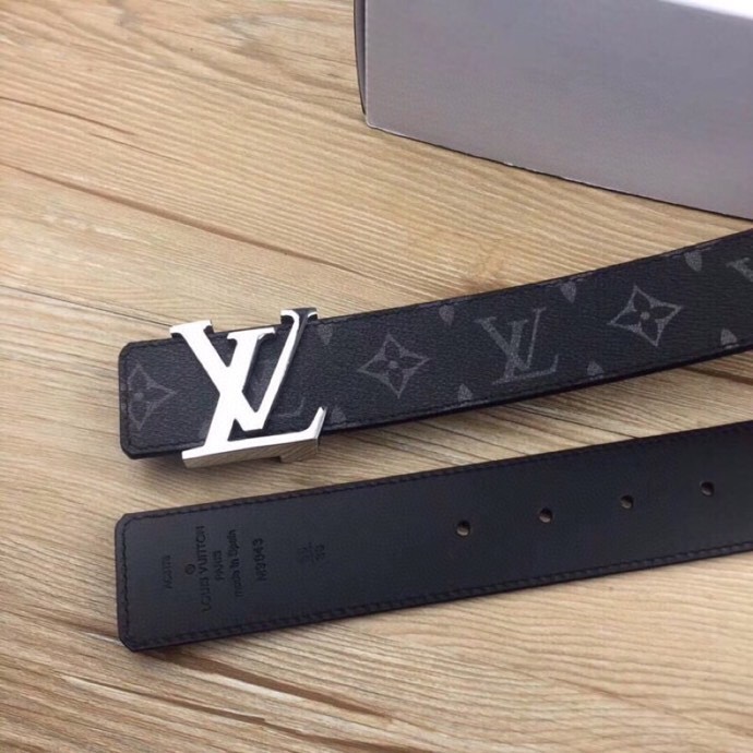 🌟【L家 男士必入商务休闲腰带｜秒变穿搭高手】🌟

🔥爆款型号：M*原厂顶配版
▫4.0cm黄金宽度 | 真皮匠心打造
▫真空电镀针扣（金银双色可选）
▫全套包装+防尘袋

💼【一秒提升格调的王炸单品】
☑商务洽谈 ➕ 休闲约会无缝切换
☑全新棱角针扣设计｜40mm利落线条
☑L家经典字母铭刻｜金属光泽永不褪色

✨「细节控必看」
✓ 意大利植鞣牛皮柔软抗变形
✓ 六道边缘油边工艺防开裂
✓ 精密数控雕刻金属扣头

👔【穿搭公式】↓
正装搭配→ 沉稳精英气场全开
牛仔裤+衬衫→ 美式复古摩登范
运动休闲装→ 低调奢华小心机

”从腰间细节开始掌控全场
真皮触感诉说低调奢华“
↓点击咨询专属福利↓
p180