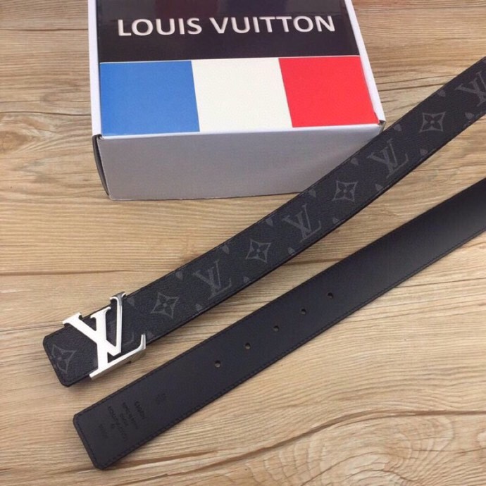 🌟【L家 男士必入商务休闲腰带｜秒变穿搭高手】🌟

🔥爆款型号：M*原厂顶配版
▫4.0cm黄金宽度 | 真皮匠心打造
▫真空电镀针扣（金银双色可选）
▫全套包装+防尘袋

💼【一秒提升格调的王炸单品】
☑商务洽谈 ➕ 休闲约会无缝切换
☑全新棱角针扣设计｜40mm利落线条
☑L家经典字母铭刻｜金属光泽永不褪色

✨「细节控必看」
✓ 意大利植鞣牛皮柔软抗变形
✓ 六道边缘油边工艺防开裂
✓ 精密数控雕刻金属扣头

👔【穿搭公式】↓
正装搭配→ 沉稳精英气场全开
牛仔裤+衬衫→ 美式复古摩登范
运动休闲装→ 低调奢华小心机

”从腰间细节开始掌控全场
真皮触感诉说低调奢华“
↓点击咨询专属福利↓
p180