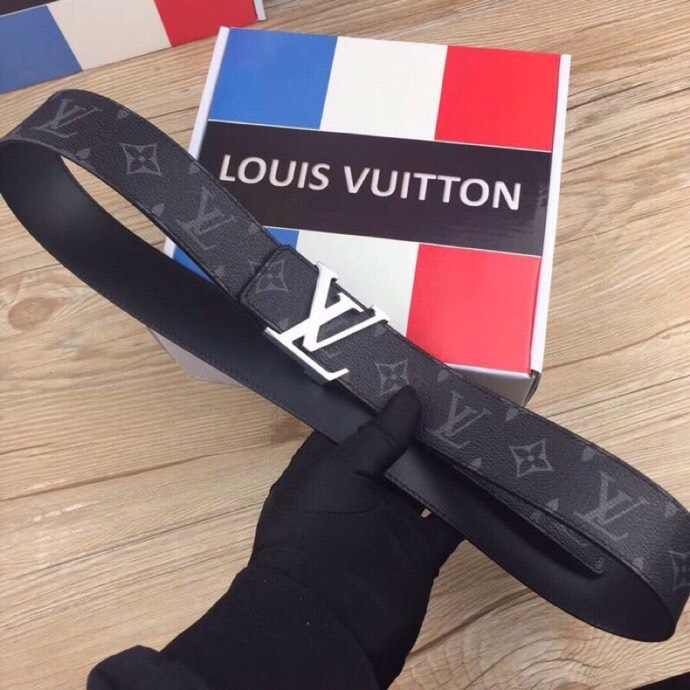 🌟【L家 男士必入商务休闲腰带｜秒变穿搭高手】🌟

🔥爆款型号：M*原厂顶配版
▫4.0cm黄金宽度 | 真皮匠心打造
▫真空电镀针扣（金银双色可选）
▫全套包装+防尘袋

💼【一秒提升格调的王炸单品】
☑商务洽谈 ➕ 休闲约会无缝切换
☑全新棱角针扣设计｜40mm利落线条
☑L家经典字母铭刻｜金属光泽永不褪色

✨「细节控必看」
✓ 意大利植鞣牛皮柔软抗变形
✓ 六道边缘油边工艺防开裂
✓ 精密数控雕刻金属扣头

👔【穿搭公式】↓
正装搭配→ 沉稳精英气场全开
牛仔裤+衬衫→ 美式复古摩登范
运动休闲装→ 低调奢华小心机

”从腰间细节开始掌控全场
真皮触感诉说低调奢华“
↓点击咨询专属福利↓
p180