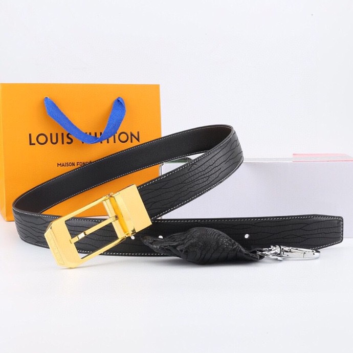 l家 男士商务休闲款腰带，35mm顶奢小牛皮男士时尚配饰。
男士衣橱不可或缺的百搭爆款，即刻升级您的穿搭品味！
顶级材质：精选天然平纹小牛皮，柔软坚韧，经典雅致牛皮革，纯色满足多场合搭配需求。
标志性设计：低调暗金-银logo搭扣饰以首字母标识，搭配真空电镀金属挂扣，耐磨不掉色，细节尽显奢华工艺。
极致百搭：3.5 cm经典带宽设计，轻松驾驭商务正装至日常休闲造型，瞬间提升整体着装质感，彰显品牌格调。
专柜级包装：附赠全套定制礼盒包装，自用赠礼两相宜，见证顶级品质。
这款腰带以摩登视角重构经典。搭扣与暗色五金饰面低调内敛，搭配专利电镀工艺，经久耐用不褪色。精选小牛皮柔韧贴合腰际，无论是搭配西装裤还是牛仔裤，均能成为点睛之笔，完美诠释商务休闲风范。
p190