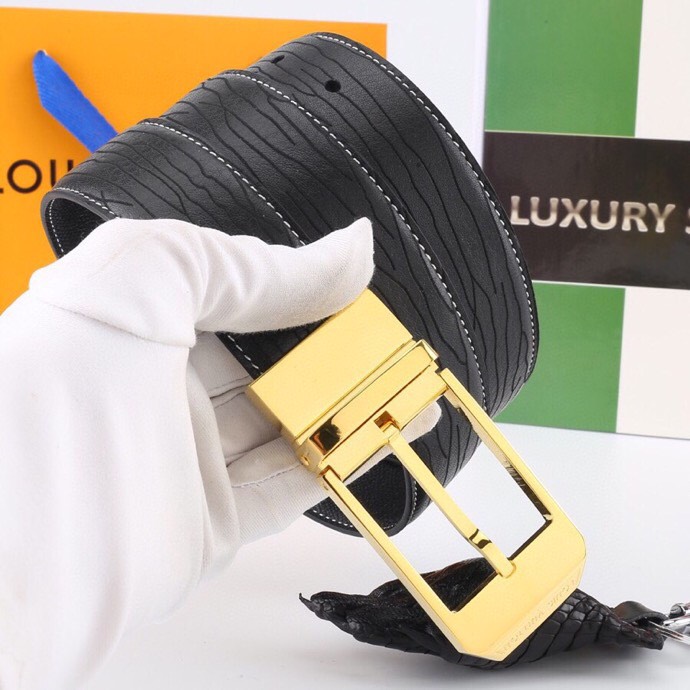 l家 男士商务休闲款腰带，35mm顶奢小牛皮男士时尚配饰。
男士衣橱不可或缺的百搭爆款，即刻升级您的穿搭品味！
顶级材质：精选天然平纹小牛皮，柔软坚韧，经典雅致牛皮革，纯色满足多场合搭配需求。
标志性设计：低调暗金-银logo搭扣饰以首字母标识，搭配真空电镀金属挂扣，耐磨不掉色，细节尽显奢华工艺。
极致百搭：3.5 cm经典带宽设计，轻松驾驭商务正装至日常休闲造型，瞬间提升整体着装质感，彰显品牌格调。
专柜级包装：附赠全套定制礼盒包装，自用赠礼两相宜，见证顶级品质。
这款腰带以摩登视角重构经典。搭扣与暗色五金饰面低调内敛，搭配专利电镀工艺，经久耐用不褪色。精选小牛皮柔韧贴合腰际，无论是搭配西装裤还是牛仔裤，均能成为点睛之笔，完美诠释商务休闲风范。
p190