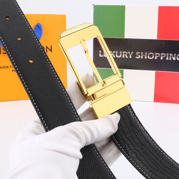 l家 男士商务休闲款腰带，35mm顶奢小牛皮男士时尚配饰。
男士衣橱不可或缺的百搭爆款，即刻升级您的穿搭品味！
顶级材质：精选天然平纹小牛皮，柔软坚韧，经典雅致牛皮革，纯色满足多场合搭配需求。
标志性设计：低调暗金-银logo搭扣饰以首字母标识，搭配真空电镀金属挂扣，耐磨不掉色，细节尽显奢华工艺。
极致百搭：3.5 cm经典带宽设计，轻松驾驭商务正装至日常休闲造型，瞬间提升整体着装质感，彰显品牌格调。
专柜级包装：附赠全套定制礼盒包装，自用赠礼两相宜，见证顶级品质。
这款腰带以摩登视角重构经典。搭扣与暗色五金饰面低调内敛，搭配专利电镀工艺，经久耐用不褪色。精选小牛皮柔韧贴合腰际，无论是搭配西装裤还是牛仔裤，均能成为点睛之笔，完美诠释商务休闲风范。
p190