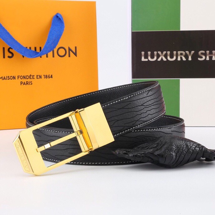 l家 男士商务休闲款腰带，35mm顶奢小牛皮男士时尚配饰。
男士衣橱不可或缺的百搭爆款，即刻升级您的穿搭品味！
顶级材质：精选天然平纹小牛皮，柔软坚韧，经典雅致牛皮革，纯色满足多场合搭配需求。
标志性设计：低调暗金-银logo搭扣饰以首字母标识，搭配真空电镀金属挂扣，耐磨不掉色，细节尽显奢华工艺。
极致百搭：3.5 cm经典带宽设计，轻松驾驭商务正装至日常休闲造型，瞬间提升整体着装质感，彰显品牌格调。
专柜级包装：附赠全套定制礼盒包装，自用赠礼两相宜，见证顶级品质。
这款腰带以摩登视角重构经典。搭扣与暗色五金饰面低调内敛，搭配专利电镀工艺，经久耐用不褪色。精选小牛皮柔韧贴合腰际，无论是搭配西装裤还是牛仔裤，均能成为点睛之笔，完美诠释商务休闲风范。
p190