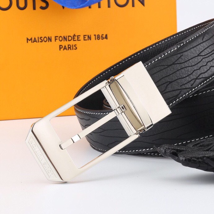 l家 男士商务休闲款腰带，35mm顶奢小牛皮男士时尚配饰。
男士衣橱不可或缺的百搭爆款，即刻升级您的穿搭品味！
顶级材质：精选天然平纹小牛皮，柔软坚韧，经典雅致牛皮革，纯色满足多场合搭配需求。
标志性设计：低调暗金-银logo搭扣饰以首字母标识，搭配真空电镀金属挂扣，耐磨不掉色，细节尽显奢华工艺。
极致百搭：3.5 cm经典带宽设计，轻松驾驭商务正装至日常休闲造型，瞬间提升整体着装质感，彰显品牌格调。
专柜级包装：附赠全套定制礼盒包装，自用赠礼两相宜，见证顶级品质。
这款腰带以摩登视角重构经典。搭扣与暗色五金饰面低调内敛，搭配专利电镀工艺，经久耐用不褪色。精选小牛皮柔韧贴合腰际，无论是搭配西装裤还是牛仔裤，均能成为点睛之笔，完美诠释商务休闲风范。
p190