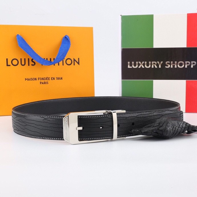 l家 男士商务休闲款腰带，35mm顶奢小牛皮男士时尚配饰。
男士衣橱不可或缺的百搭爆款，即刻升级您的穿搭品味！
顶级材质：精选天然平纹小牛皮，柔软坚韧，经典雅致牛皮革，纯色满足多场合搭配需求。
标志性设计：低调暗金-银logo搭扣饰以首字母标识，搭配真空电镀金属挂扣，耐磨不掉色，细节尽显奢华工艺。
极致百搭：3.5 cm经典带宽设计，轻松驾驭商务正装至日常休闲造型，瞬间提升整体着装质感，彰显品牌格调。
专柜级包装：附赠全套定制礼盒包装，自用赠礼两相宜，见证顶级品质。
这款腰带以摩登视角重构经典。搭扣与暗色五金饰面低调内敛，搭配专利电镀工艺，经久耐用不褪色。精选小牛皮柔韧贴合腰际，无论是搭配西装裤还是牛仔裤，均能成为点睛之笔，完美诠释商务休闲风范。
p190