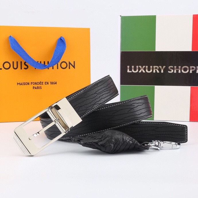 l家 男士商务休闲款腰带，35mm顶奢小牛皮男士时尚配饰。
男士衣橱不可或缺的百搭爆款，即刻升级您的穿搭品味！
顶级材质：精选天然平纹小牛皮，柔软坚韧，经典雅致牛皮革，纯色满足多场合搭配需求。
标志性设计：低调暗金-银logo搭扣饰以首字母标识，搭配真空电镀金属挂扣，耐磨不掉色，细节尽显奢华工艺。
极致百搭：3.5 cm经典带宽设计，轻松驾驭商务正装至日常休闲造型，瞬间提升整体着装质感，彰显品牌格调。
专柜级包装：附赠全套定制礼盒包装，自用赠礼两相宜，见证顶级品质。
这款腰带以摩登视角重构经典。搭扣与暗色五金饰面低调内敛，搭配专利电镀工艺，经久耐用不褪色。精选小牛皮柔韧贴合腰际，无论是搭配西装裤还是牛仔裤，均能成为点睛之笔，完美诠释商务休闲风范。
p190