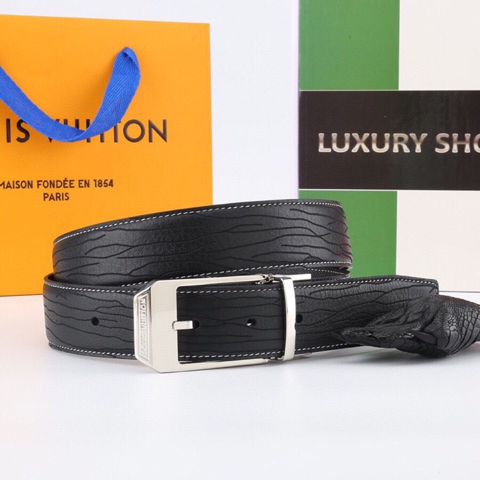 l家 男士商务休闲款腰带，35mm顶奢小牛皮男士时尚配饰。
男士衣橱不可或缺的百搭爆款，即刻升级您的穿搭品味！
顶级材质：精选天然平纹小牛皮，柔软坚韧，经典雅致牛皮革，纯色满足多场合搭配需求。
标志性设计：低调暗金-银logo搭扣饰以首字母标识，搭配真空电镀金属挂扣，耐磨不掉色，细节尽显奢华工艺。
极致百搭：3.5 cm经典带宽设计，轻松驾驭商务正装至日常休闲造型，瞬间提升整体着装质感，彰显品牌格调。
专柜级包装：附赠全套定制礼盒包装，自用赠礼两相宜，见证顶级品质。
这款腰带以摩登视角重构经典。搭扣与暗色五金饰面低调内敛，搭配专利电镀工艺，经久耐用不褪色。精选小牛皮柔韧贴合腰际，无论是搭配西装裤还是牛仔裤，均能成为点睛之笔，完美诠释商务休闲风范。
p190