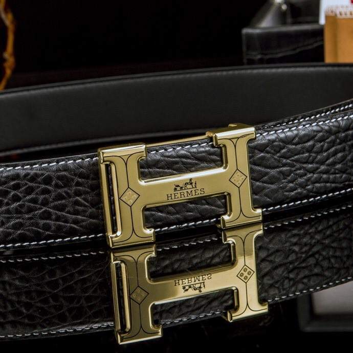 🔥 Herm*  经典H扣腰带 &middot; 爱马家男士品质之选 🔥

💼  荔枝纹&掌纹多选双面腰带

⚫🟤 低调配色：经典黑 &times; 卡其棕等多色，一秒切换商务与休闲

🛠 匠心细节：

▫ 3.8cm 进口小牛皮带身，双面耐磨

▫ 精钢电镀H扣，真空镀层拒绝掉色

▫ 内穿扣设计，利落不露痕

🎁 正品象征：鳄鱼纹木盒+全套证件包装

⚠ 海关原单&middot;高端专供&middot;库存预警

私藏级单品，私聊询价⬇
p240