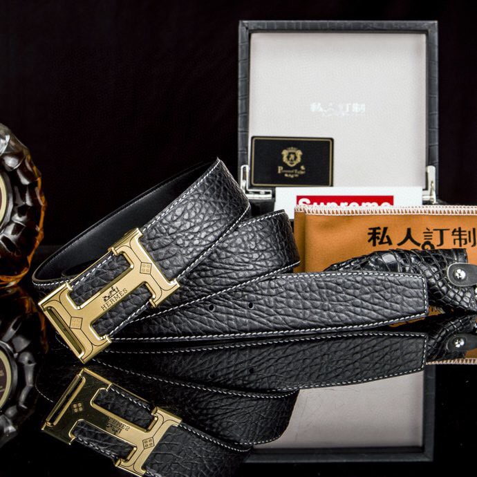 🔥 Herm*  经典H扣腰带 &middot; 爱马家男士品质之选 🔥

💼  荔枝纹&掌纹多选双面腰带

⚫🟤 低调配色：经典黑 &times; 卡其棕等多色，一秒切换商务与休闲

🛠 匠心细节：

▫ 3.8cm 进口小牛皮带身，双面耐磨

▫ 精钢电镀H扣，真空镀层拒绝掉色

▫ 内穿扣设计，利落不露痕

🎁 正品象征：鳄鱼纹木盒+全套证件包装

⚠ 海关原单&middot;高端专供&middot;库存预警

私藏级单品，私聊询价⬇
p240