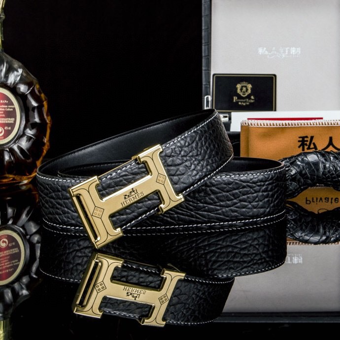 🔥 Herm*  经典H扣腰带 &middot; 爱马家男士品质之选 🔥

💼  荔枝纹&掌纹多选双面腰带

⚫🟤 低调配色：经典黑 &times; 卡其棕等多色，一秒切换商务与休闲

🛠 匠心细节：

▫ 3.8cm 进口小牛皮带身，双面耐磨

▫ 精钢电镀H扣，真空镀层拒绝掉色

▫ 内穿扣设计，利落不露痕

🎁 正品象征：鳄鱼纹木盒+全套证件包装

⚠ 海关原单&middot;高端专供&middot;库存预警

私藏级单品，私聊询价⬇
p240