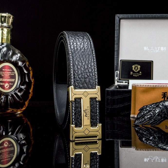 🔥 Herm*  经典H扣腰带 &middot; 爱马家男士品质之选 🔥

💼  荔枝纹&掌纹多选双面腰带

⚫🟤 低调配色：经典黑 &times; 卡其棕等多色，一秒切换商务与休闲

🛠 匠心细节：

▫ 3.8cm 进口小牛皮带身，双面耐磨

▫ 精钢电镀H扣，真空镀层拒绝掉色

▫ 内穿扣设计，利落不露痕

🎁 正品象征：鳄鱼纹木盒+全套证件包装

⚠ 海关原单&middot;高端专供&middot;库存预警

私藏级单品，私聊询价⬇
p240