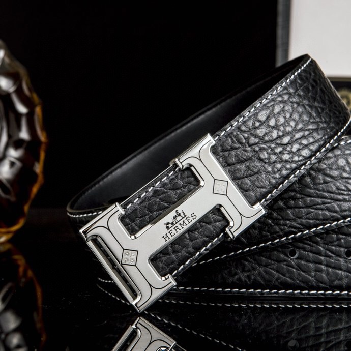 🔥 Herm*  经典H扣腰带 &middot; 爱马家男士品质之选 🔥

💼  荔枝纹&掌纹多选双面腰带

⚫🟤 低调配色：经典黑 &times; 卡其棕等多色，一秒切换商务与休闲

🛠 匠心细节：

▫ 3.8cm 进口小牛皮带身，双面耐磨

▫ 精钢电镀H扣，真空镀层拒绝掉色

▫ 内穿扣设计，利落不露痕

🎁 正品象征：鳄鱼纹木盒+全套证件包装

⚠ 海关原单&middot;高端专供&middot;库存预警

私藏级单品，私聊询价⬇
p240