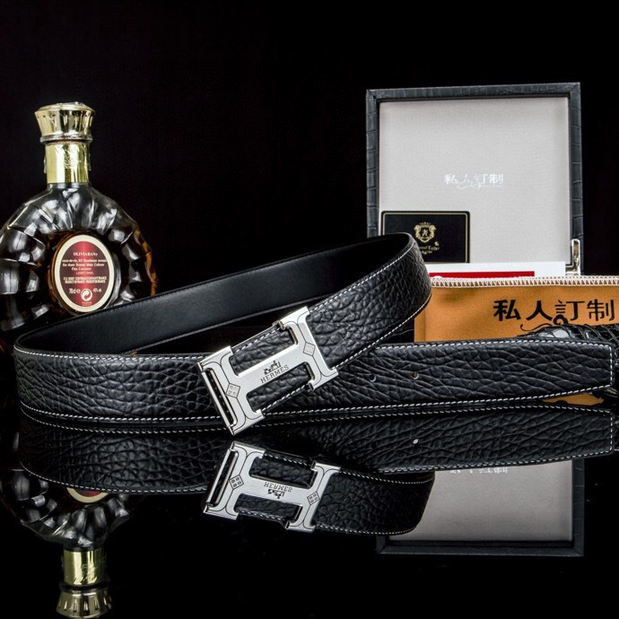 🔥 Herm*  经典H扣腰带 &middot; 爱马家男士品质之选 🔥

💼  荔枝纹&掌纹多选双面腰带

⚫🟤 低调配色：经典黑 &times; 卡其棕等多色，一秒切换商务与休闲

🛠 匠心细节：

▫ 3.8cm 进口小牛皮带身，双面耐磨

▫ 精钢电镀H扣，真空镀层拒绝掉色

▫ 内穿扣设计，利落不露痕

🎁 正品象征：鳄鱼纹木盒+全套证件包装

⚠ 海关原单&middot;高端专供&middot;库存预警

私藏级单品，私聊询价⬇
p240