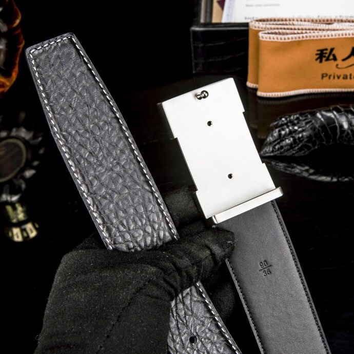 🔥 Herm*  经典H扣腰带 &middot; 爱马家男士品质之选 🔥

💼  荔枝纹&掌纹多选双面腰带

⚫🟤 低调配色：经典黑 &times; 卡其棕等多色，一秒切换商务与休闲

🛠 匠心细节：

▫ 3.8cm 进口小牛皮带身，双面耐磨

▫ 精钢电镀H扣，真空镀层拒绝掉色

▫ 内穿扣设计，利落不露痕

🎁 正品象征：鳄鱼纹木盒+全套证件包装

⚠ 海关原单&middot;高端专供&middot;库存预警

私藏级单品，私聊询价⬇
p240