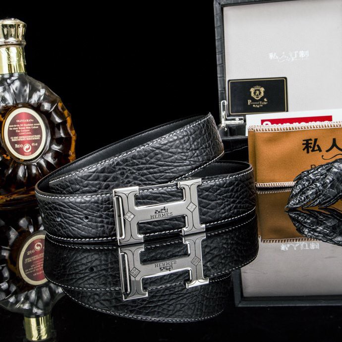 🔥 Herm*  经典H扣腰带 &middot; 爱马家男士品质之选 🔥

💼  荔枝纹&掌纹多选双面腰带

⚫🟤 低调配色：经典黑 &times; 卡其棕等多色，一秒切换商务与休闲

🛠 匠心细节：

▫ 3.8cm 进口小牛皮带身，双面耐磨

▫ 精钢电镀H扣，真空镀层拒绝掉色

▫ 内穿扣设计，利落不露痕

🎁 正品象征：鳄鱼纹木盒+全套证件包装

⚠ 海关原单&middot;高端专供&middot;库存预警

私藏级单品，私聊询价⬇
p240