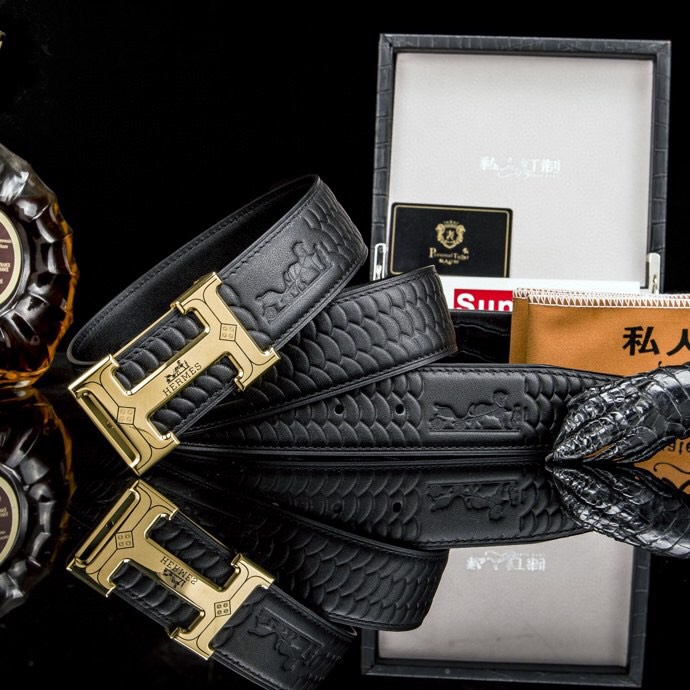🔥 Herm*  经典H扣腰带 &middot; 爱马家男士品质之选 🔥

💼  荔枝纹&掌纹多选双面腰带

⚫🟤 低调配色：经典黑 &times; 卡其棕等多色，一秒切换商务与休闲

🛠 匠心细节：

▫ 3.8cm 进口小牛皮带身，双面耐磨

▫ 精钢电镀H扣，真空镀层拒绝掉色

▫ 内穿扣设计，利落不露痕

🎁 正品象征：鳄鱼纹木盒+全套证件包装

⚠ 海关原单&middot;高端专供&middot;库存预警

私藏级单品，私聊询价⬇
p240