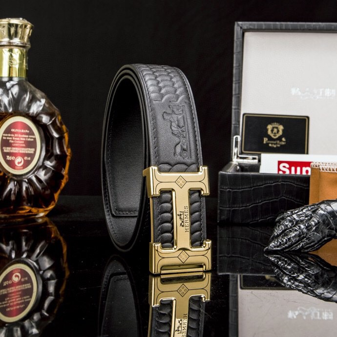 🔥 Herm*  经典H扣腰带 &middot; 爱马家男士品质之选 🔥

💼  荔枝纹&掌纹多选双面腰带

⚫🟤 低调配色：经典黑 &times; 卡其棕等多色，一秒切换商务与休闲

🛠 匠心细节：

▫ 3.8cm 进口小牛皮带身，双面耐磨

▫ 精钢电镀H扣，真空镀层拒绝掉色

▫ 内穿扣设计，利落不露痕

🎁 正品象征：鳄鱼纹木盒+全套证件包装

⚠ 海关原单&middot;高端专供&middot;库存预警

私藏级单品，私聊询价⬇
p240
