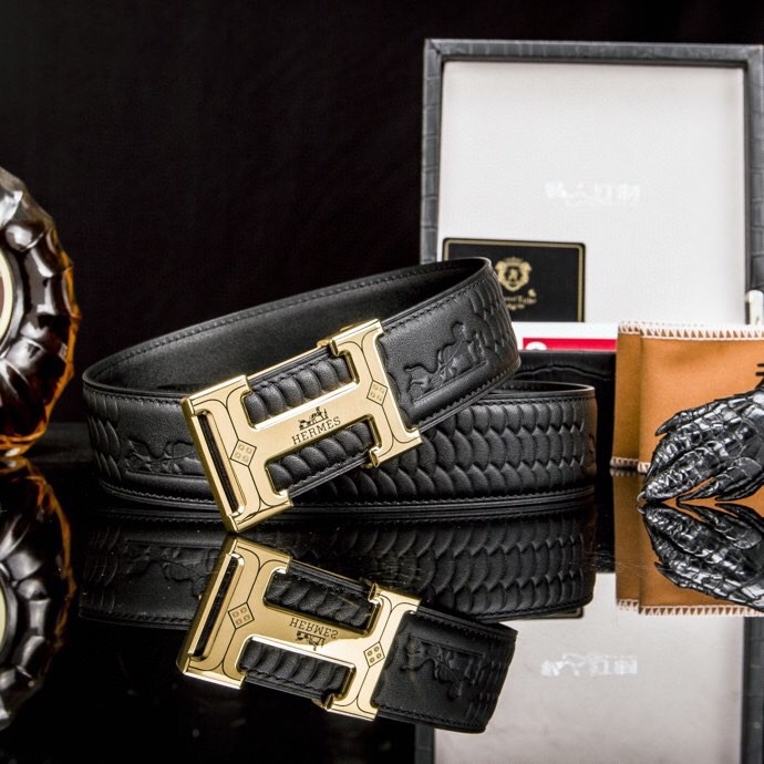 🔥 Herm*  经典H扣腰带 &middot; 爱马家男士品质之选 🔥

💼  荔枝纹&掌纹多选双面腰带

⚫🟤 低调配色：经典黑 &times; 卡其棕等多色，一秒切换商务与休闲

🛠 匠心细节：

▫ 3.8cm 进口小牛皮带身，双面耐磨

▫ 精钢电镀H扣，真空镀层拒绝掉色

▫ 内穿扣设计，利落不露痕

🎁 正品象征：鳄鱼纹木盒+全套证件包装

⚠ 海关原单&middot;高端专供&middot;库存预警

私藏级单品，私聊询价⬇
p240