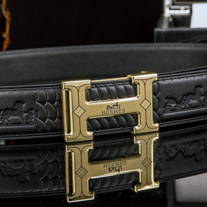 🔥 Herm*  经典H扣腰带 &middot; 爱马家男士品质之选 🔥

💼  荔枝纹&掌纹多选双面腰带

⚫🟤 低调配色：经典黑 &times; 卡其棕等多色，一秒切换商务与休闲

🛠 匠心细节：

▫ 3.8cm 进口小牛皮带身，双面耐磨

▫ 精钢电镀H扣，真空镀层拒绝掉色

▫ 内穿扣设计，利落不露痕

🎁 正品象征：鳄鱼纹木盒+全套证件包装

⚠ 海关原单&middot;高端专供&middot;库存预警

私藏级单品，私聊询价⬇
p240