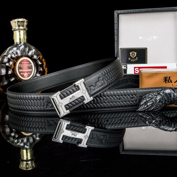 🔥 Herm*  经典H扣腰带 &middot; 爱马家男士品质之选 🔥

💼  荔枝纹&掌纹多选双面腰带

⚫🟤 低调配色：经典黑 &times; 卡其棕等多色，一秒切换商务与休闲

🛠 匠心细节：

▫ 3.8cm 进口小牛皮带身，双面耐磨

▫ 精钢电镀H扣，真空镀层拒绝掉色

▫ 内穿扣设计，利落不露痕

🎁 正品象征：鳄鱼纹木盒+全套证件包装

⚠ 海关原单&middot;高端专供&middot;库存预警

私藏级单品，私聊询价⬇
p240