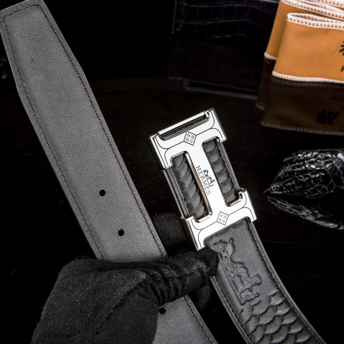 🔥 Herm*  经典H扣腰带 &middot; 爱马家男士品质之选 🔥

💼  荔枝纹&掌纹多选双面腰带

⚫🟤 低调配色：经典黑 &times; 卡其棕等多色，一秒切换商务与休闲

🛠 匠心细节：

▫ 3.8cm 进口小牛皮带身，双面耐磨

▫ 精钢电镀H扣，真空镀层拒绝掉色

▫ 内穿扣设计，利落不露痕

🎁 正品象征：鳄鱼纹木盒+全套证件包装

⚠ 海关原单&middot;高端专供&middot;库存预警

私藏级单品，私聊询价⬇
p240