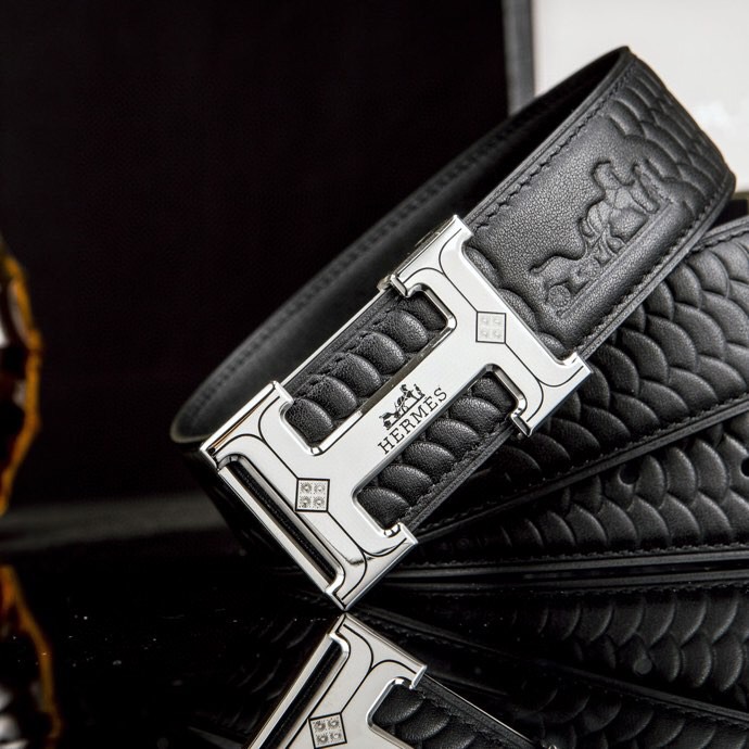 🔥 Herm*  经典H扣腰带 &middot; 爱马家男士品质之选 🔥

💼  荔枝纹&掌纹多选双面腰带

⚫🟤 低调配色：经典黑 &times; 卡其棕等多色，一秒切换商务与休闲

🛠 匠心细节：

▫ 3.8cm 进口小牛皮带身，双面耐磨

▫ 精钢电镀H扣，真空镀层拒绝掉色

▫ 内穿扣设计，利落不露痕

🎁 正品象征：鳄鱼纹木盒+全套证件包装

⚠ 海关原单&middot;高端专供&middot;库存预警

私藏级单品，私聊询价⬇
p240