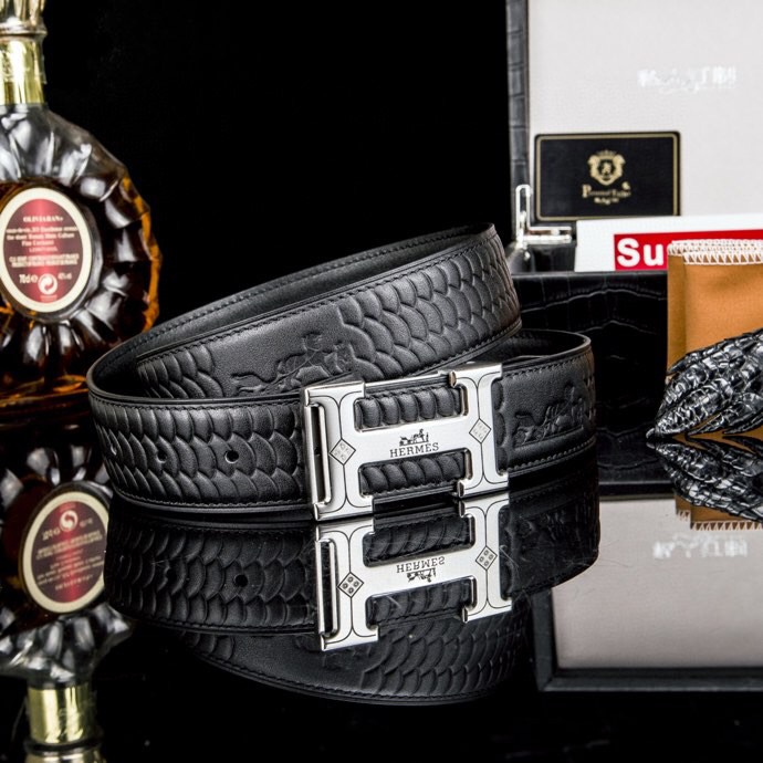 🔥 Herm*  经典H扣腰带 &middot; 爱马家男士品质之选 🔥

💼  荔枝纹&掌纹多选双面腰带

⚫🟤 低调配色：经典黑 &times; 卡其棕等多色，一秒切换商务与休闲

🛠 匠心细节：

▫ 3.8cm 进口小牛皮带身，双面耐磨

▫ 精钢电镀H扣，真空镀层拒绝掉色

▫ 内穿扣设计，利落不露痕

🎁 正品象征：鳄鱼纹木盒+全套证件包装

⚠ 海关原单&middot;高端专供&middot;库存预警

私藏级单品，私聊询价⬇
p240