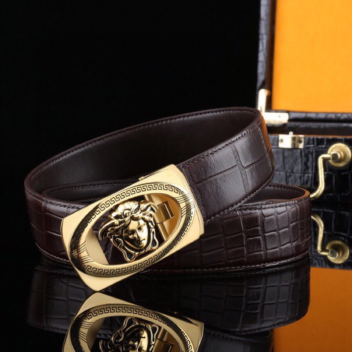 【意式奢华&middot;风尚之选】范思家 经典美杜莎自动扣真皮腰带
范家 品牌传承
诞生于1978年的意大利奢侈王国，以神话美杜莎为灵魂符号，演绎"致命吸引力"的先锋美学。
匠心工艺
精选小牛皮打造，3.5cm修身版型搭配双面可调设计。柔韧织带内衬，赋予全天候舒适体验。
标志性细节
立体浮雕美杜莎头像五金扣件
真空电镀五金件（耐磨抗褪色）
Greca希腊回纹油边工艺
搭配哲学
一件解锁商务正装与休闲造型的边界，Logo扣头瞬间提升整体穿搭层次感。
尊享套装
含高级鳄鱼纹木礼盒套装包装，见证190年意式工匠精神的当代传承。p260