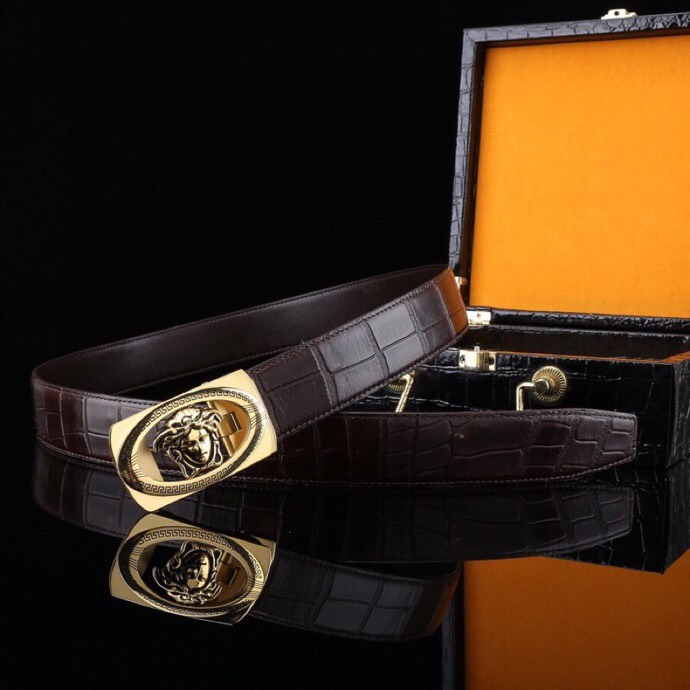 【意式奢华&middot;风尚之选】范思家 经典美杜莎自动扣真皮腰带
范家 品牌传承
诞生于1978年的意大利奢侈王国，以神话美杜莎为灵魂符号，演绎"致命吸引力"的先锋美学。
匠心工艺
精选小牛皮打造，3.5cm修身版型搭配双面可调设计。柔韧织带内衬，赋予全天候舒适体验。
标志性细节
立体浮雕美杜莎头像五金扣件
真空电镀五金件（耐磨抗褪色）
Greca希腊回纹油边工艺
搭配哲学
一件解锁商务正装与休闲造型的边界，Logo扣头瞬间提升整体穿搭层次感。
尊享套装
含高级鳄鱼纹木礼盒套装包装，见证190年意式工匠精神的当代传承。p260