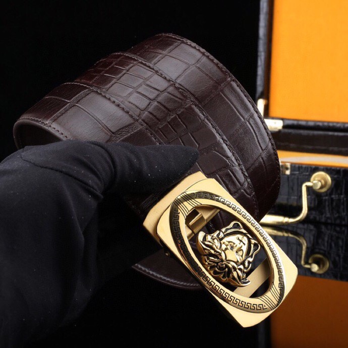 【意式奢华&middot;风尚之选】范思家 经典美杜莎自动扣真皮腰带
范家 品牌传承
诞生于1978年的意大利奢侈王国，以神话美杜莎为灵魂符号，演绎"致命吸引力"的先锋美学。
匠心工艺
精选小牛皮打造，3.5cm修身版型搭配双面可调设计。柔韧织带内衬，赋予全天候舒适体验。
标志性细节
立体浮雕美杜莎头像五金扣件
真空电镀五金件（耐磨抗褪色）
Greca希腊回纹油边工艺
搭配哲学
一件解锁商务正装与休闲造型的边界，Logo扣头瞬间提升整体穿搭层次感。
尊享套装
含高级鳄鱼纹木礼盒套装包装，见证190年意式工匠精神的当代传承。p260