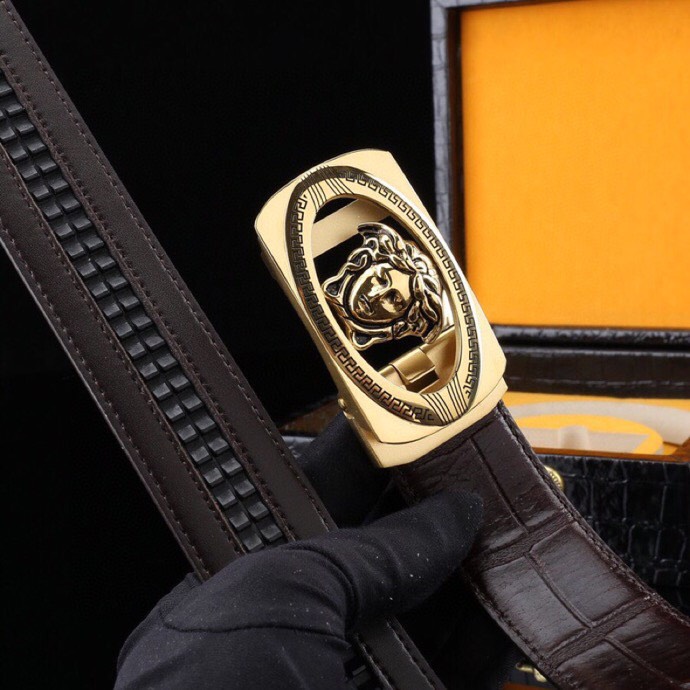 【意式奢华&middot;风尚之选】范思家 经典美杜莎自动扣真皮腰带
范家 品牌传承
诞生于1978年的意大利奢侈王国，以神话美杜莎为灵魂符号，演绎"致命吸引力"的先锋美学。
匠心工艺
精选小牛皮打造，3.5cm修身版型搭配双面可调设计。柔韧织带内衬，赋予全天候舒适体验。
标志性细节
立体浮雕美杜莎头像五金扣件
真空电镀五金件（耐磨抗褪色）
Greca希腊回纹油边工艺
搭配哲学
一件解锁商务正装与休闲造型的边界，Logo扣头瞬间提升整体穿搭层次感。
尊享套装
含高级鳄鱼纹木礼盒套装包装，见证190年意式工匠精神的当代传承。p260