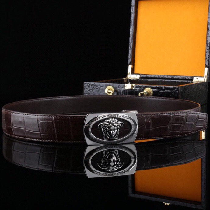 【意式奢华&middot;风尚之选】范思家 经典美杜莎自动扣真皮腰带
范家 品牌传承
诞生于1978年的意大利奢侈王国，以神话美杜莎为灵魂符号，演绎"致命吸引力"的先锋美学。
匠心工艺
精选小牛皮打造，3.5cm修身版型搭配双面可调设计。柔韧织带内衬，赋予全天候舒适体验。
标志性细节
立体浮雕美杜莎头像五金扣件
真空电镀五金件（耐磨抗褪色）
Greca希腊回纹油边工艺
搭配哲学
一件解锁商务正装与休闲造型的边界，Logo扣头瞬间提升整体穿搭层次感。
尊享套装
含高级鳄鱼纹木礼盒套装包装，见证190年意式工匠精神的当代传承。p260
