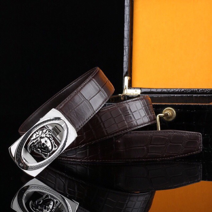 【意式奢华&middot;风尚之选】范思家 经典美杜莎自动扣真皮腰带
范家 品牌传承
诞生于1978年的意大利奢侈王国，以神话美杜莎为灵魂符号，演绎"致命吸引力"的先锋美学。
匠心工艺
精选小牛皮打造，3.5cm修身版型搭配双面可调设计。柔韧织带内衬，赋予全天候舒适体验。
标志性细节
立体浮雕美杜莎头像五金扣件
真空电镀五金件（耐磨抗褪色）
Greca希腊回纹油边工艺
搭配哲学
一件解锁商务正装与休闲造型的边界，Logo扣头瞬间提升整体穿搭层次感。
尊享套装
含高级鳄鱼纹木礼盒套装包装，见证190年意式工匠精神的当代传承。p260