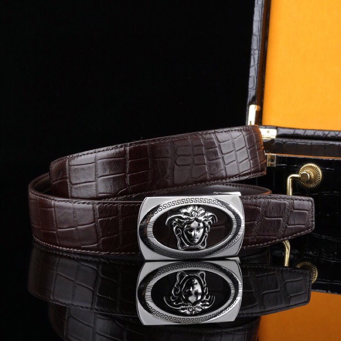 【意式奢华&middot;风尚之选】范思家 经典美杜莎自动扣真皮腰带
范家 品牌传承
诞生于1978年的意大利奢侈王国，以神话美杜莎为灵魂符号，演绎"致命吸引力"的先锋美学。
匠心工艺
精选小牛皮打造，3.5cm修身版型搭配双面可调设计。柔韧织带内衬，赋予全天候舒适体验。
标志性细节
立体浮雕美杜莎头像五金扣件
真空电镀五金件（耐磨抗褪色）
Greca希腊回纹油边工艺
搭配哲学
一件解锁商务正装与休闲造型的边界，Logo扣头瞬间提升整体穿搭层次感。
尊享套装
含高级鳄鱼纹木礼盒套装包装，见证190年意式工匠精神的当代传承。p260