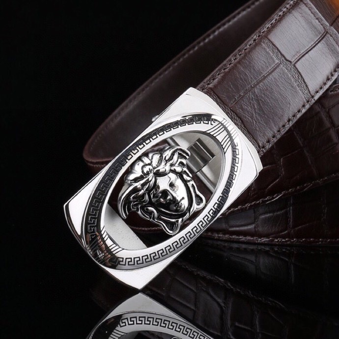 【意式奢华&middot;风尚之选】范思家 经典美杜莎自动扣真皮腰带
范家 品牌传承
诞生于1978年的意大利奢侈王国，以神话美杜莎为灵魂符号，演绎"致命吸引力"的先锋美学。
匠心工艺
精选小牛皮打造，3.5cm修身版型搭配双面可调设计。柔韧织带内衬，赋予全天候舒适体验。
标志性细节
立体浮雕美杜莎头像五金扣件
真空电镀五金件（耐磨抗褪色）
Greca希腊回纹油边工艺
搭配哲学
一件解锁商务正装与休闲造型的边界，Logo扣头瞬间提升整体穿搭层次感。
尊享套装
含高级鳄鱼纹木礼盒套装包装，见证190年意式工匠精神的当代传承。p260