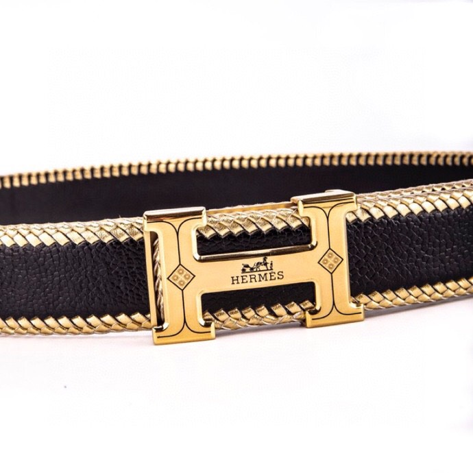 爱马家 经典男士腰带&middot;匠心臻品系列-手工工艺风格&middot;手工编织男士腰带
采用爱马家传统编织工艺，纯手工制作，每位匠人日均仅能完成2条，彰显稀缺价值。
精选进口头层牛皮，3.8cm标准宽度.
精钢电镀镀层扣头， 精钢镀层扣头，经久耐磨不褪色，经典H扣设计.
&radic; 原装礼盒包装套装（附全套配件）
&radic; 同步新款，原厂皮料工艺
皮质经过特殊处理，杜绝开裂变形.
专为高端人士打造的商务轻奢单品.p290